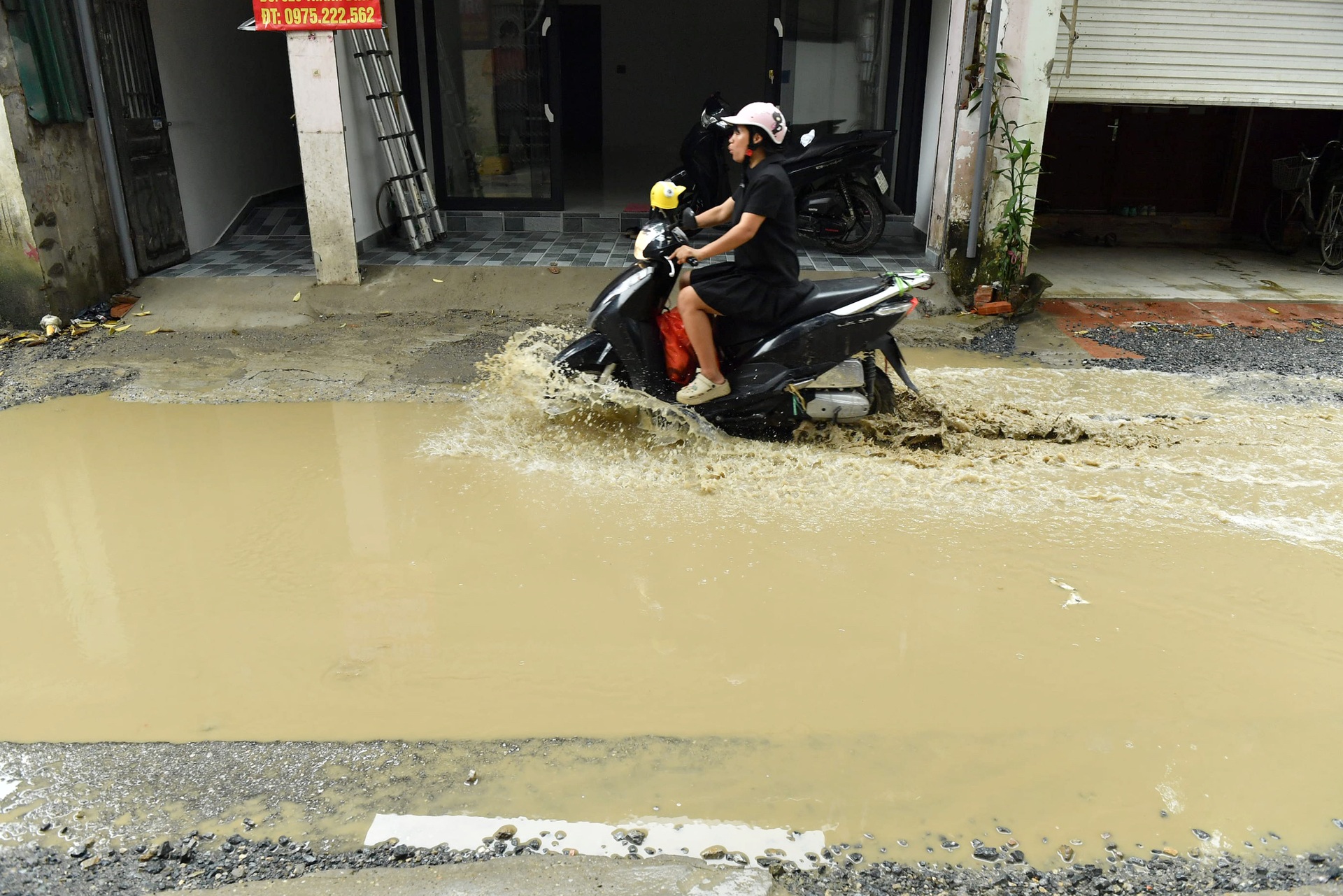 Hà Nội: Người dân khổ sở “vượt chướng ngại vật” trên đường Thanh Bình - 9 Hà Nội: Người dân khổ sở “vượt chướng ngại vật” trên đường Thanh Bình - 9