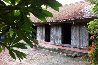 Quê hương mỗi người chỉ một...