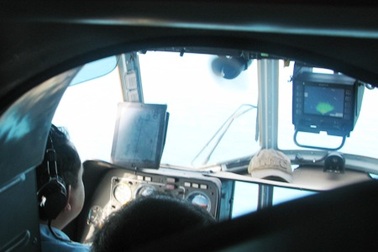 3 giờ trên trực thăng “căng mắt” tìm kiếm máy bay mất tích