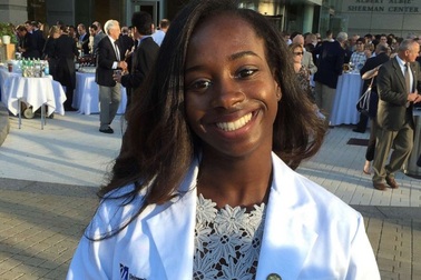 Mỹ: Nữ sinh trường y tốt nghiệp sớm để xung phong chống dịch Covid-19