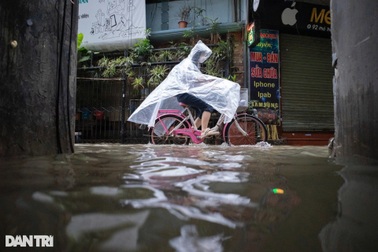 Cảnh báo ngập lụt tại nhiều tuyến phố nội thành Hà Nội