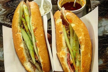 Quán bánh mì "chảnh" ở Hà Nội, NSƯT Chí Trung nhận là khách ruột