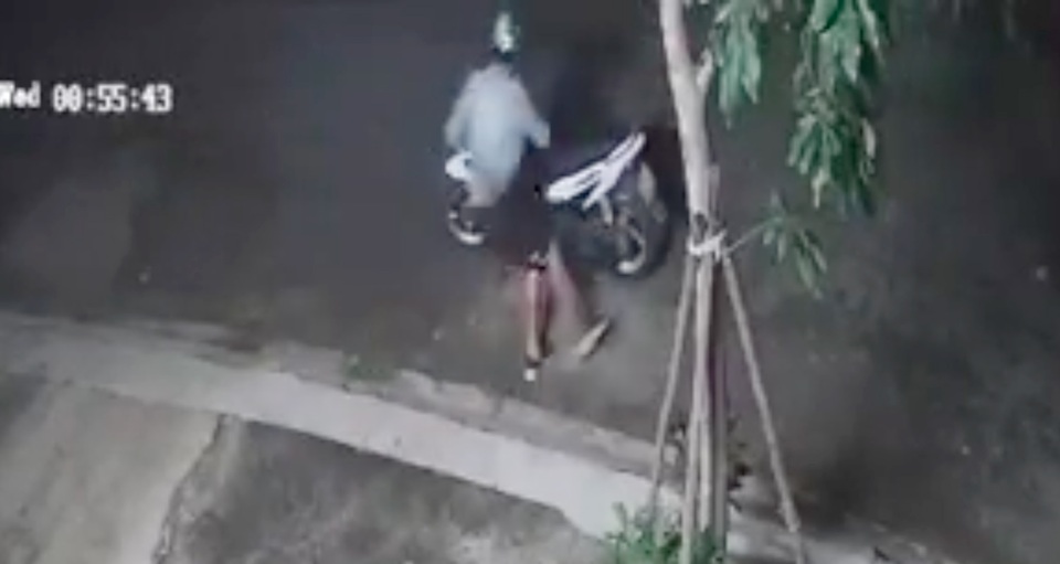 Tài xế GrabBike bị khách tạt nước vào mặt cướp xe máy - 1 Tài xế GrabBike bị khách tạt nước vào mặt cướp xe máy - 1