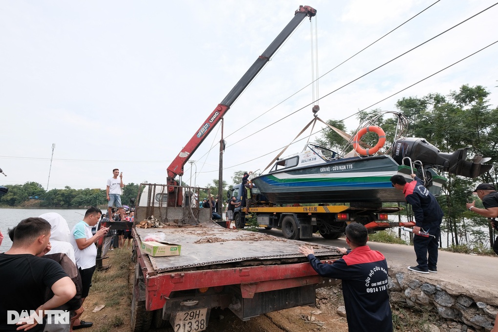 Hàng trăm người đứng kín bờ sông tìm cô gái Hà Nội mất tích hơn một tháng - 3 Hàng trăm người đứng kín bờ sông tìm cô gái Hà Nội mất tích hơn một tháng - 3