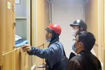 Cuộc sống bi hài trong những hộp ngủ bằng nửa chỗ đậu ô tô ở TPHCM