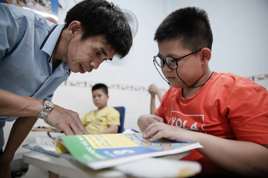 "Thầy giáo" công nhân bán gà, vịt mua sách vở cho học sinh nghèo