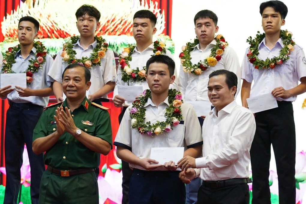 Nhiều thí sinh 29, 30 điểm ở TPHCM đỗ các trường quân sự - 1 Nhiều thí sinh 29, 30 điểm ở TPHCM đỗ các trường quân sự - 1
