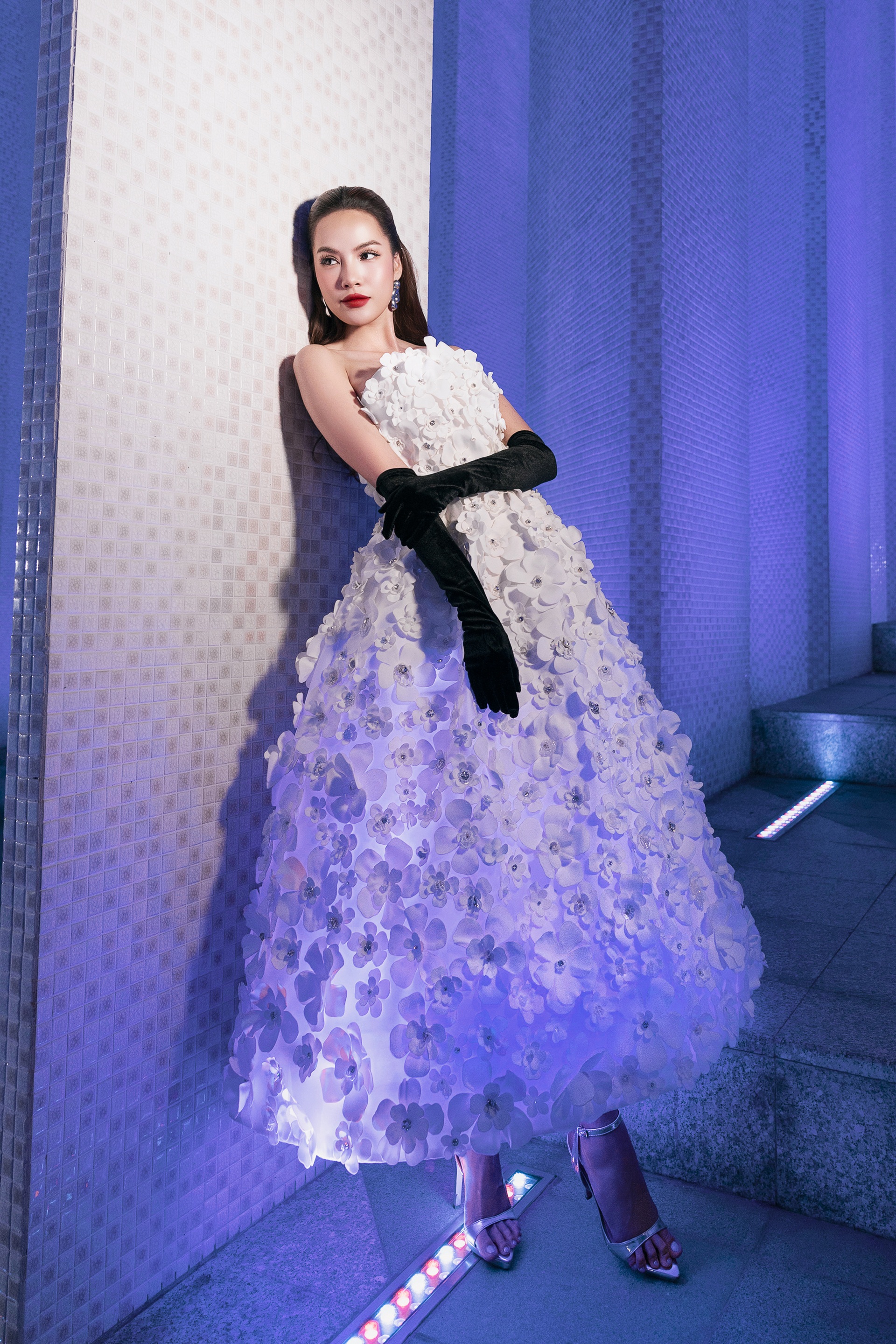 កញ្ញា ឡេ ហ័ងភឿង បង្ហាញស្មាទទេរបស់នាង ក្លាយជាឈុតឆាកនៃកម្មវិធីបង្ហាញម៉ូដ - ៤ Hoa hậu Lê Hoàng Phương khoe vai trần, làm vedette show thời trang - 4