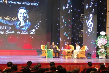 Nhạc sĩ Phạm Tuyên tiết lộ hoàn cảnh ra đời bài "Từ làng Sen". Clip: HTLong