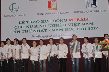 100 nữ sinh nhận học bổng Shirin Pandju Merali