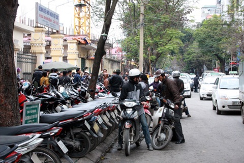 Người Hà Nội toát mồ hôi tìm... nơi gửi xe