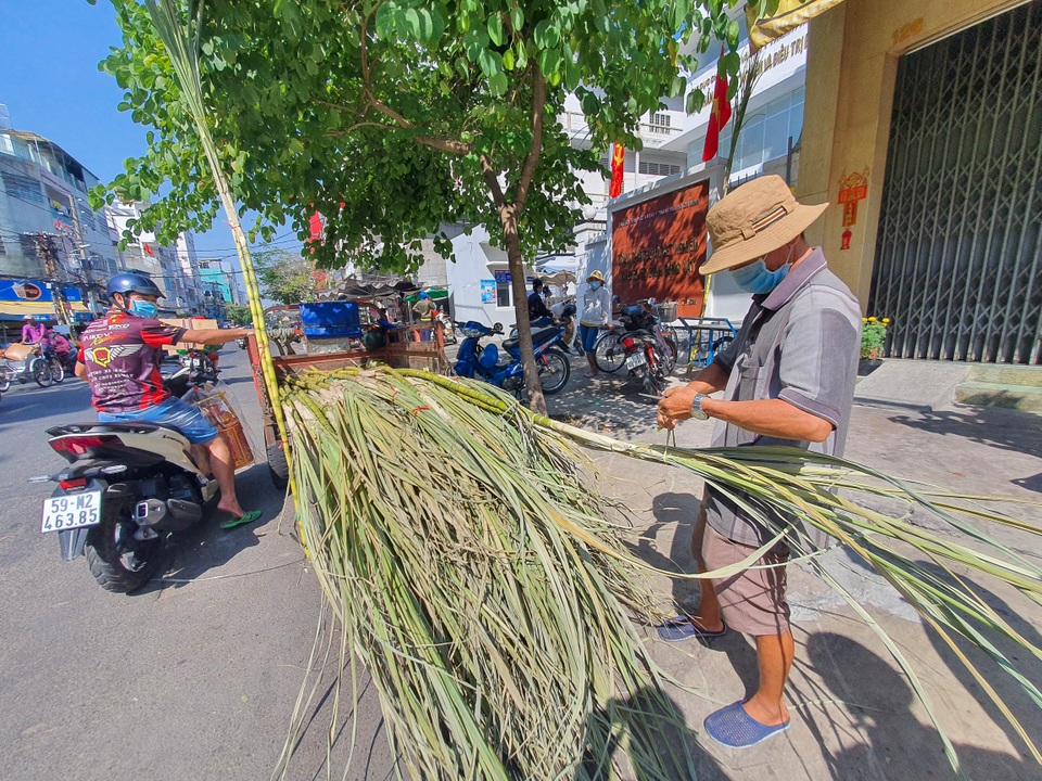 Trắng đêm bán mía mưu sinh ngày đầu năm - 2 Trắng đêm bán mía mưu sinh ngày đầu năm - 2