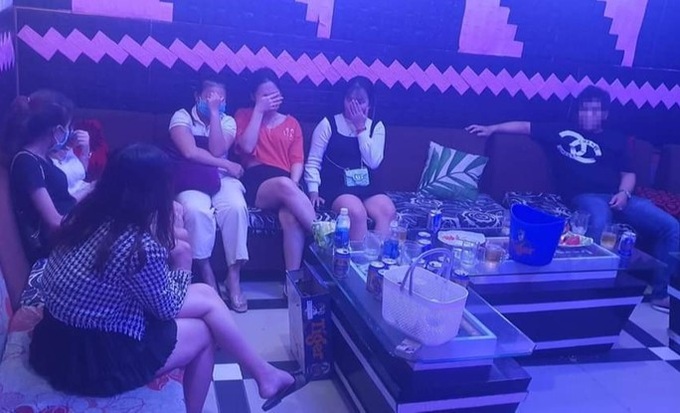 Bất chấp lệnh cấm, quán karaoke mở cửa, để khách chơi ma túy - Ảnh 1.