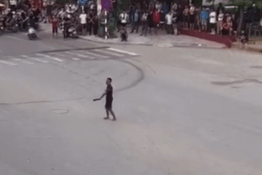 Nam thanh niên nghi ngáo đá cầm hung khí gây náo loạn đường phố