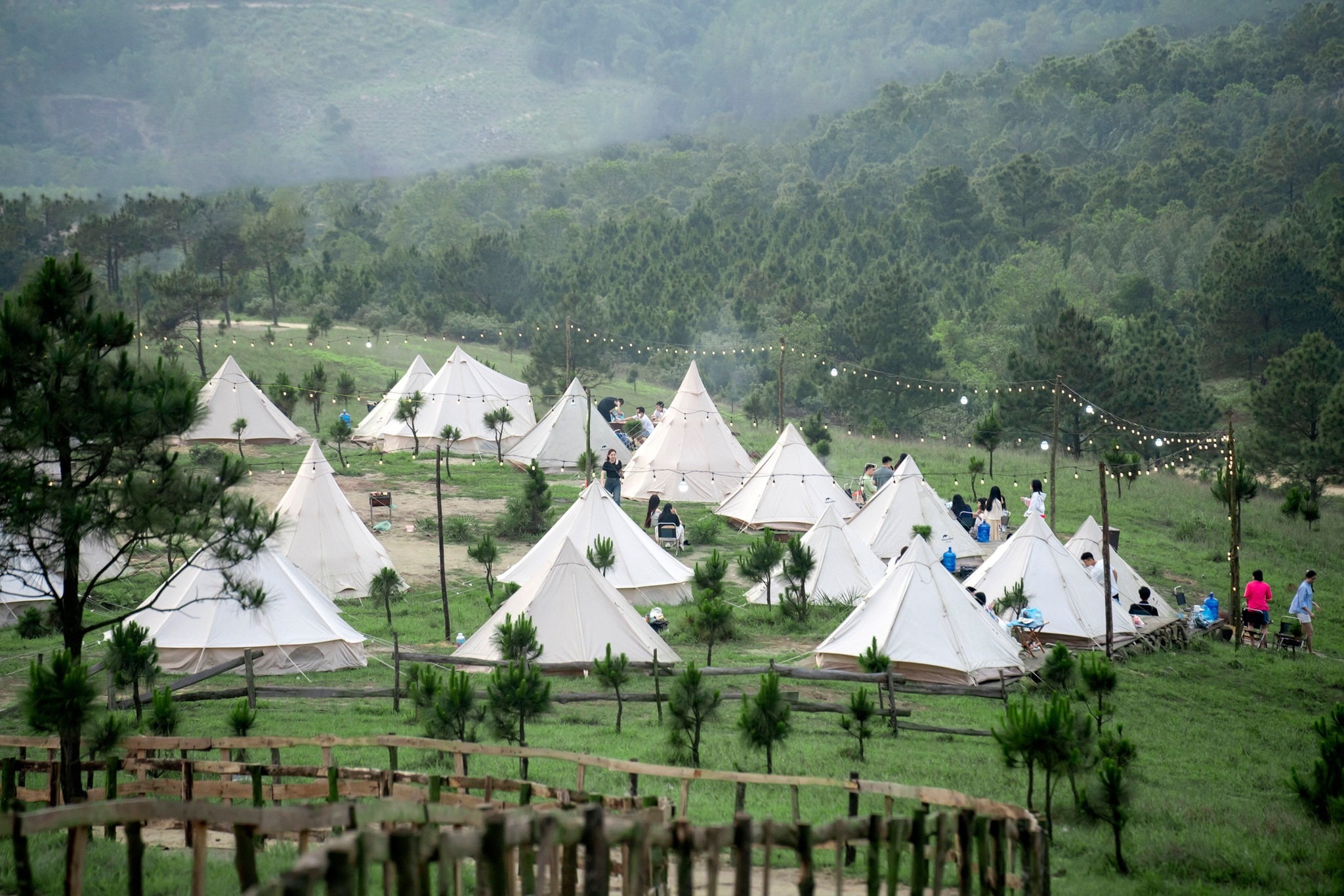 Khu vực cho thuê lều trại trên đỉnh Phượng Hoàng (thành phố Uông Bí, Quảng Ninh) cũng ghi nhận tình trạng "cháy phòng" trong đợt nghỉ lễ 30/4-1/5 (Ảnh: Nguyễn Thanh Hà).