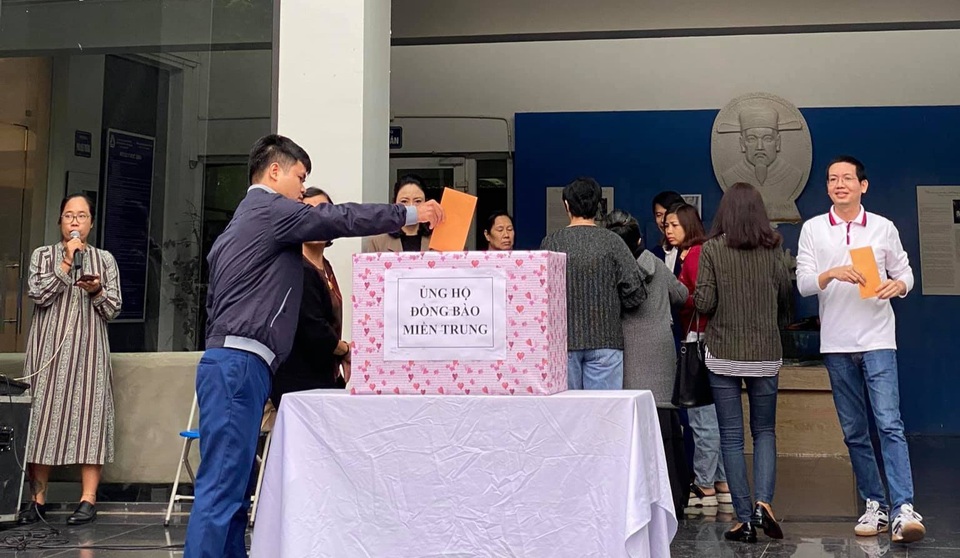 Giáo viên tặng ngày công từ tiết dạy, trò dành tiền quà sáng gửi miền Trung - 1 Giáo viên tặng ngày công từ tiết dạy, trò dành tiền quà sáng gửi miền Trung - 1