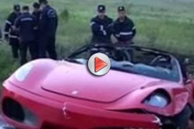 Siêu xe Ferrari F430 bốc cháy sau tai nạn