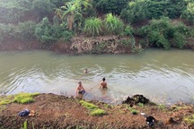 Bố mẹ gục ngã khi 2 con nhỏ tử vong dưới ao