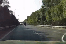 Ô tô gắn biển tập lái chạy như "hung thần" trên đường cao tốc