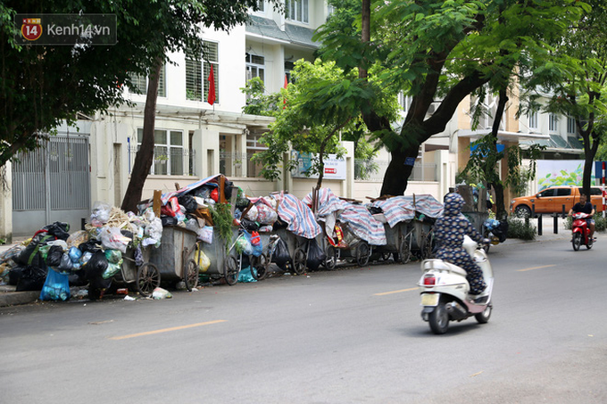 Ảnh: Đường phố Hà Nội ngập trong biển rác, nhiều người dân phải di tản vì phát ốm với mùi hôi thối - Ảnh 6.