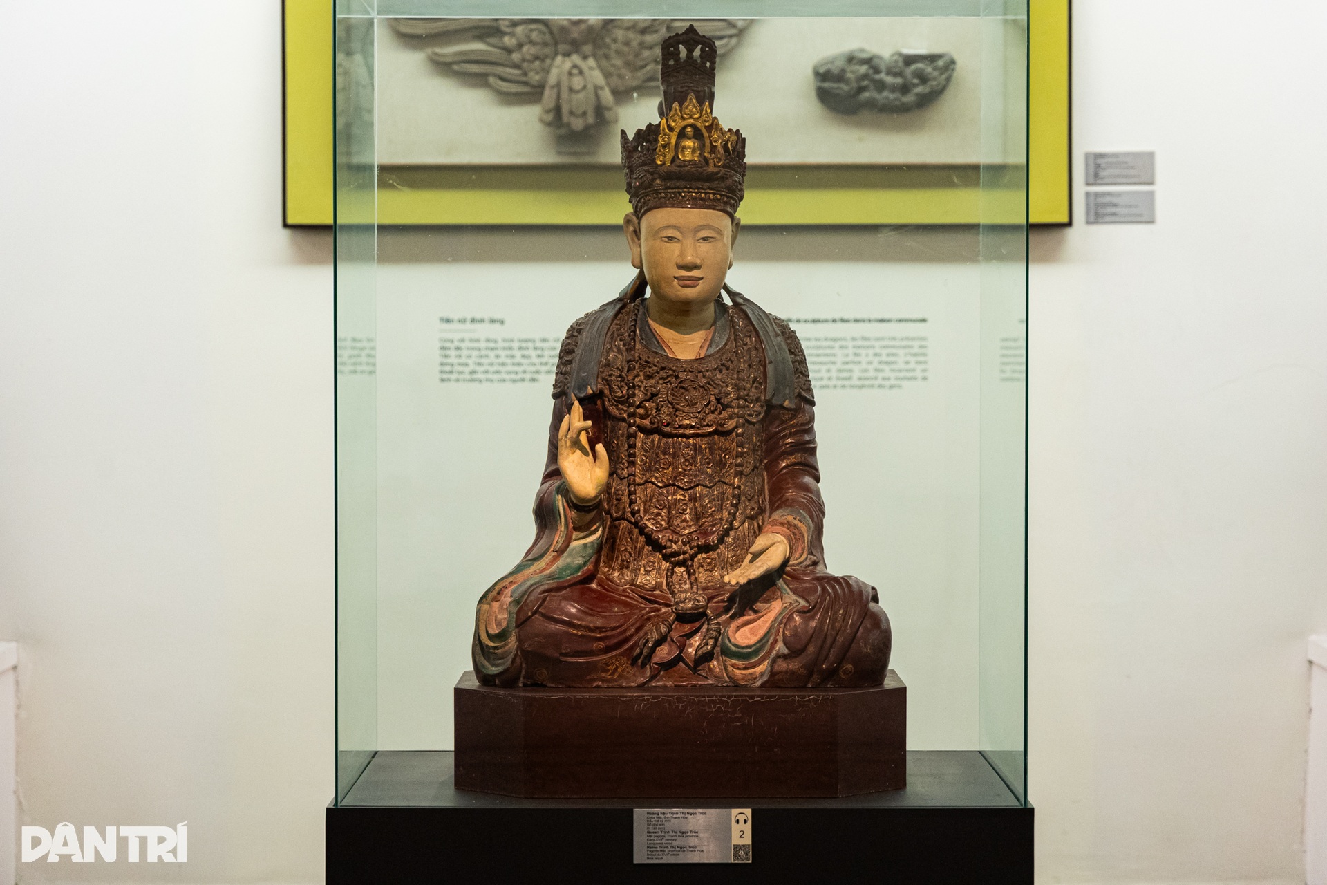 Khách Tây chăm chú ngắm tranh sơn mài, tượng phật bà tại Bảo tàng Mỹ thuật - 2 Khách Tây chăm chú ngắm tranh sơn mài, tượng phật bà tại Bảo tàng Mỹ thuật - 2