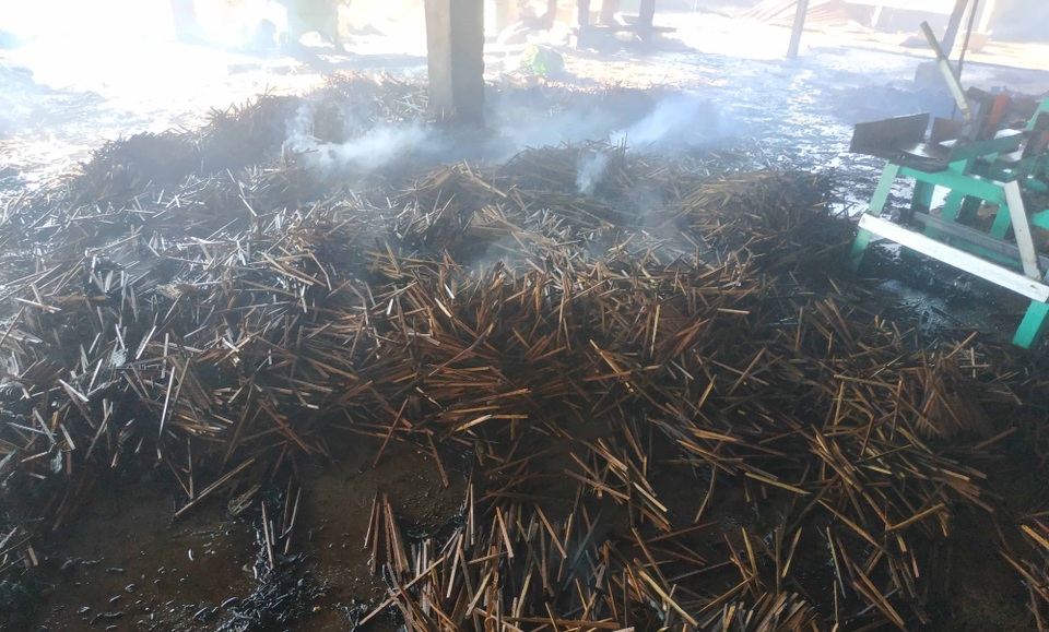 “Bà hỏa” thiêu rụi xưởng làm đũa trong ngày nghỉ lễ - 2 “Bà hỏa” thiêu rụi xưởng làm đũa trong ngày nghỉ lễ - 2