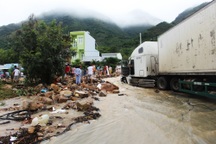 Nha Trang ngập lụt khắp nơi, nhiều nơi tan hoang sau lũ quét