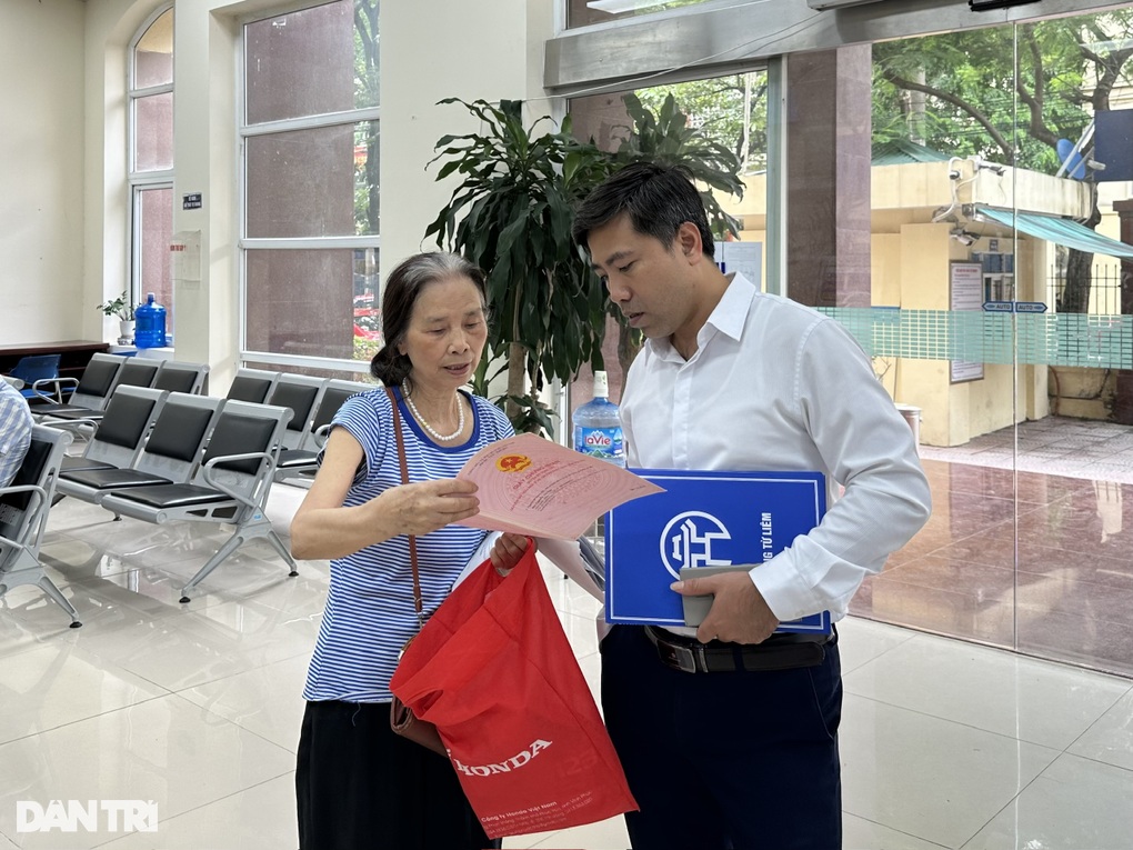 Người dân tấp nập đi làm thủ tục đất đai, xây dựng trong ngày đầu sáp nhập - 4 Người dân tấp nập đi làm thủ tục đất đai, xây dựng trong ngày đầu sáp nhập - 4