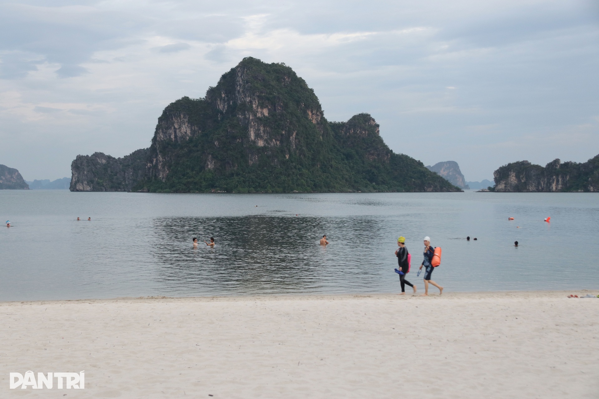 Tàu thuyền ở Quảng Ninh tìm khe núi neo đậu tránh trú bão Matmo - 11