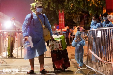 Hình ảnh hàng trăm công dân Hà Nội được di dời khỏi ổ dịch Thanh Xuân Trung