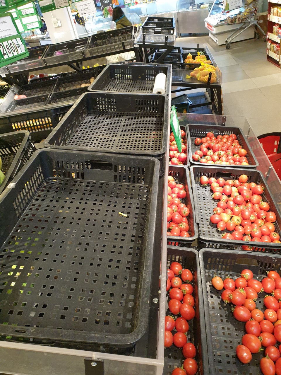 Người dân đổ xô đi mua đồ tích trữ phòng dịch corona, kệ hàng rau củ quả “cháy hàng” - 6 Người dân đổ xô đi mua đồ tích trữ phòng dịch corona, kệ hàng rau củ quả “cháy hàng” - 6