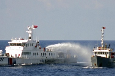 Tàu Trung Quốc hung hăng đâm móp tàu Kiểm ngư Việt Nam