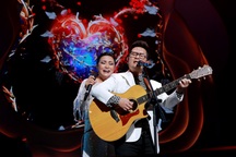 Phương Thanh bật khóc, e lệ nép bên Bằng Kiều trước 1.000 khán giả Thủ đô