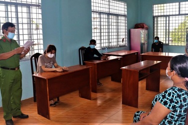 Tổ chức nhậu trong chòi hoang, 9 người bị phạt 135 triệu đồng