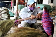 Người lao động làng chổi lớn nhất xứ Quảng khó khăn khi Tết cận kề