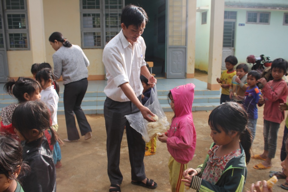 Thầy cô vượt “cổng trời” đi “gieo chữ” cho học sinh vùng cao - 4 Thầy cô vượt “cổng trời” đi “gieo chữ” cho học sinh vùng cao - 4