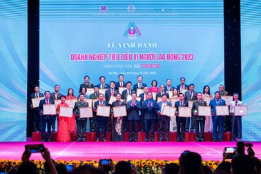 Samsung nhận 2 bằng khen "Doanh nghiệp tiêu biểu vì người lao động 2023"