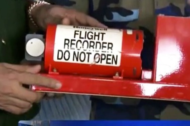 Video hộp đen Casa-212 được vớt lên tàu quân sự