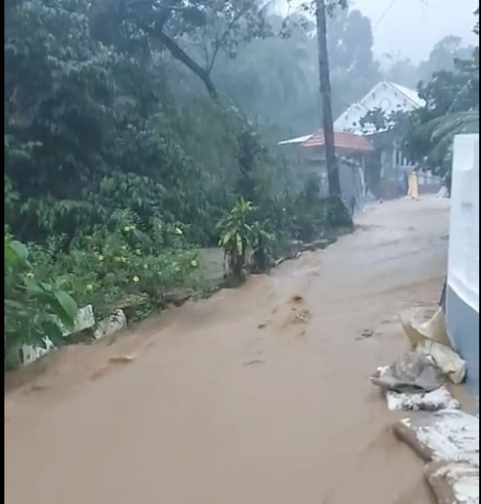 Nước lũ từ thượng nguồn tràn về khu dân cư tại TDP Mũi Né, thị trấn Phú Lộc, huyện Phú Lộc, tỉnh Thừa Thiên Huế