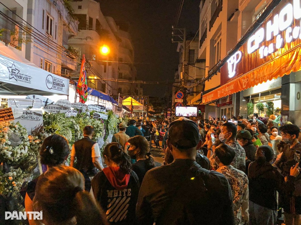 Đêm tiễn Vũ Linh: Ngọc Huyền ngất xỉu, hàng ngàn người xem hát đến 1h sáng - 2 Đêm tiễn Vũ Linh: Ngọc Huyền ngất xỉu, hàng ngàn người xem hát đến 1h sáng - 2