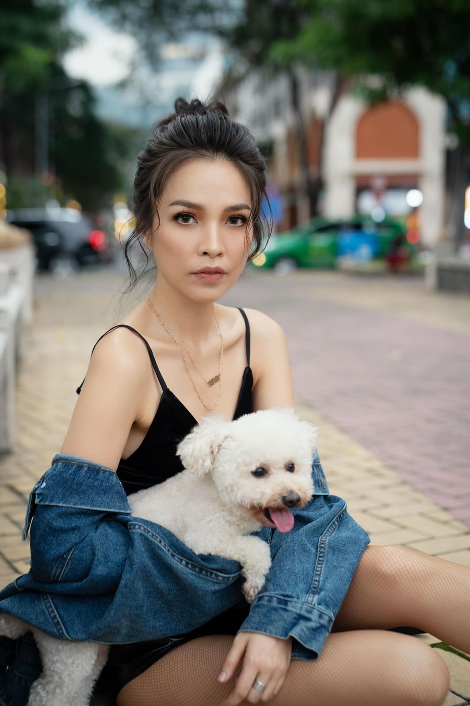 Hiền Thục diện cây denim táo bạo, khoe vóc dáng quyến rũ ở tuổi U40 - 10 Hiền Thục diện cây denim táo bạo, khoe vóc dáng quyến rũ ở tuổi U40 - 10