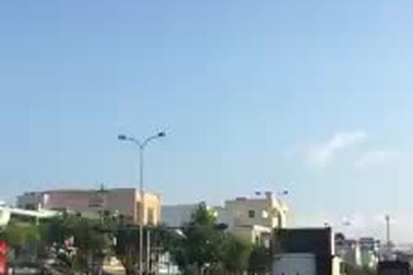 Xe đầu kéo nối đuôi nhau vượt đèn đỏ sáng mùng 1 Tết ở Đà Nẵng