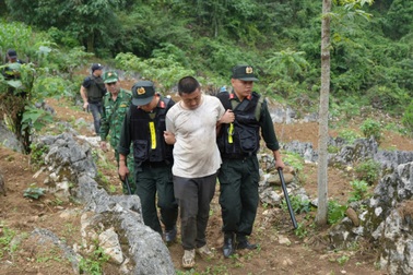 Bắt nhóm đối tượng nước ngoài vận chuyển số lượng lớn vũ khí qua biên giới