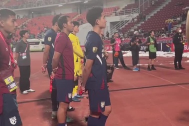 Madam Pang dẫn cầu thủ Thái Lan tri ân người hâm mộ