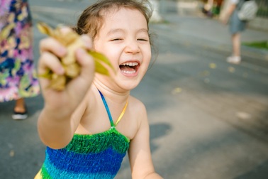 Bộ ảnh cô bé mang hai dòng máu Việt - Úc nhí nhảnh trên phố đi bộ Hà Nội