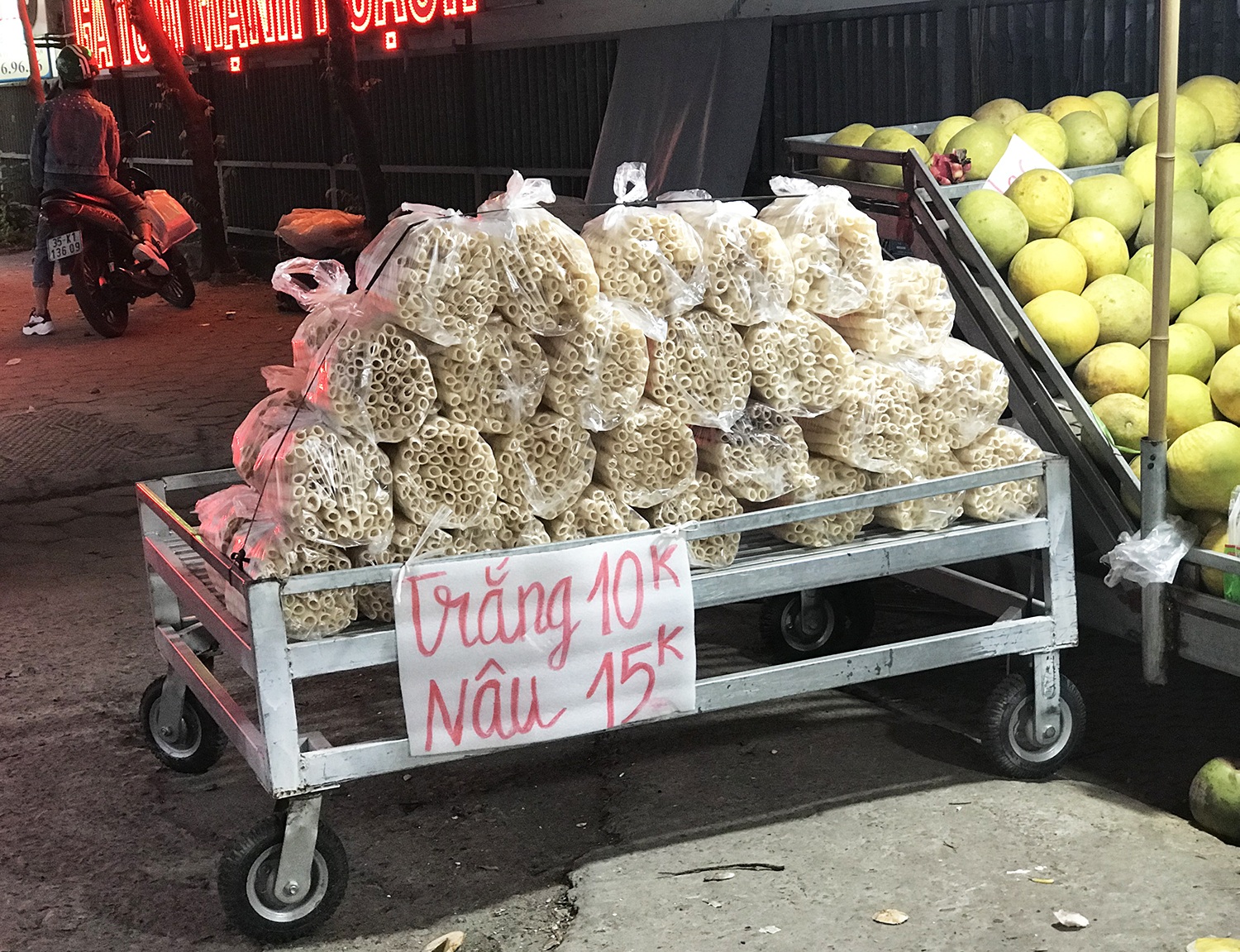 Lê la vỉa hè, đút túi tiền triệu mỗi ngày nhờ nổ bỏng gạo - 4 Lê la vỉa hè, đút túi tiền triệu mỗi ngày nhờ nổ bỏng gạo - 4