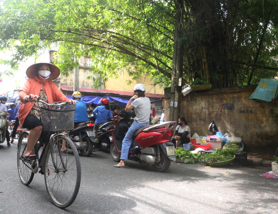 “Phố chợ” Hà Nội lập chốt nhắc nhở, tặng khẩu trang người dân - 4 “Phố chợ” Hà Nội lập chốt nhắc nhở, tặng khẩu trang người dân - 4