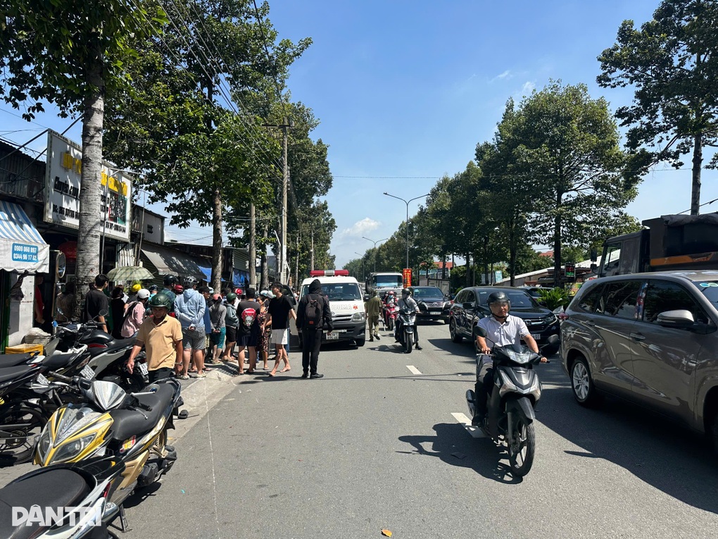Taxi công nghệ bất ngờ chạy ngược chiều, tông tử vong người đàn ông ở TPHCM - 2 Taxi công nghệ bất ngờ chạy ngược chiều, tông tử vong người đàn ông ở TPHCM - 2