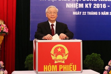 Tổng Bí thư Nguyễn Phú Trọng bỏ phiếu bầu đại biểu Quốc hội