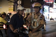 Tài xế ở TPHCM bỏ xe, phớt lờ CSGT khi bị kiểm tra nồng độ cồn